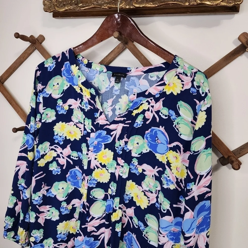 Talbots Women’s Blue Floral Split Neck Pintuck Top Playful Floral Print Size XL - Picture 2 of 9